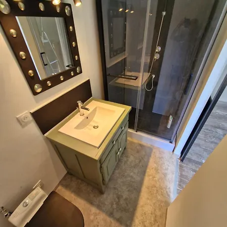 Le Manoir De La Belle Endormie فندق مبيت وإفطار Valréas